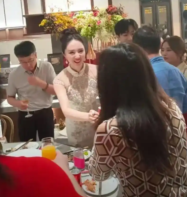 万店优配 董璇穿旗袍老家办二婚宴照曝光, 与张维伊甜蜜敬酒, 佟丽娅泪洒现场